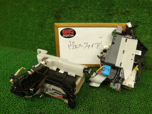 3FP2037 AKB5 トヨタ ヴェルファイア ANH20W 後期型 2.4Z 8人 室内ヒューズボックス　82672-58080