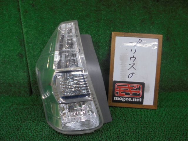 2FR5048 ACU4 トヨタ プリウスα ZVW41W 前期型 S テールライト左　スタンレイ47-46