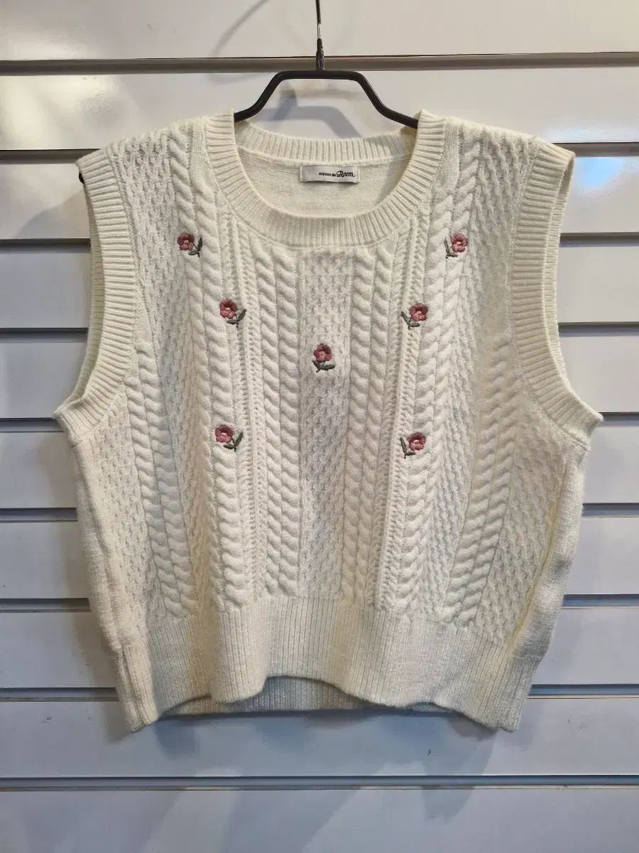 ロエム ケーブル ニット ベスト アイボリー - メルカリ