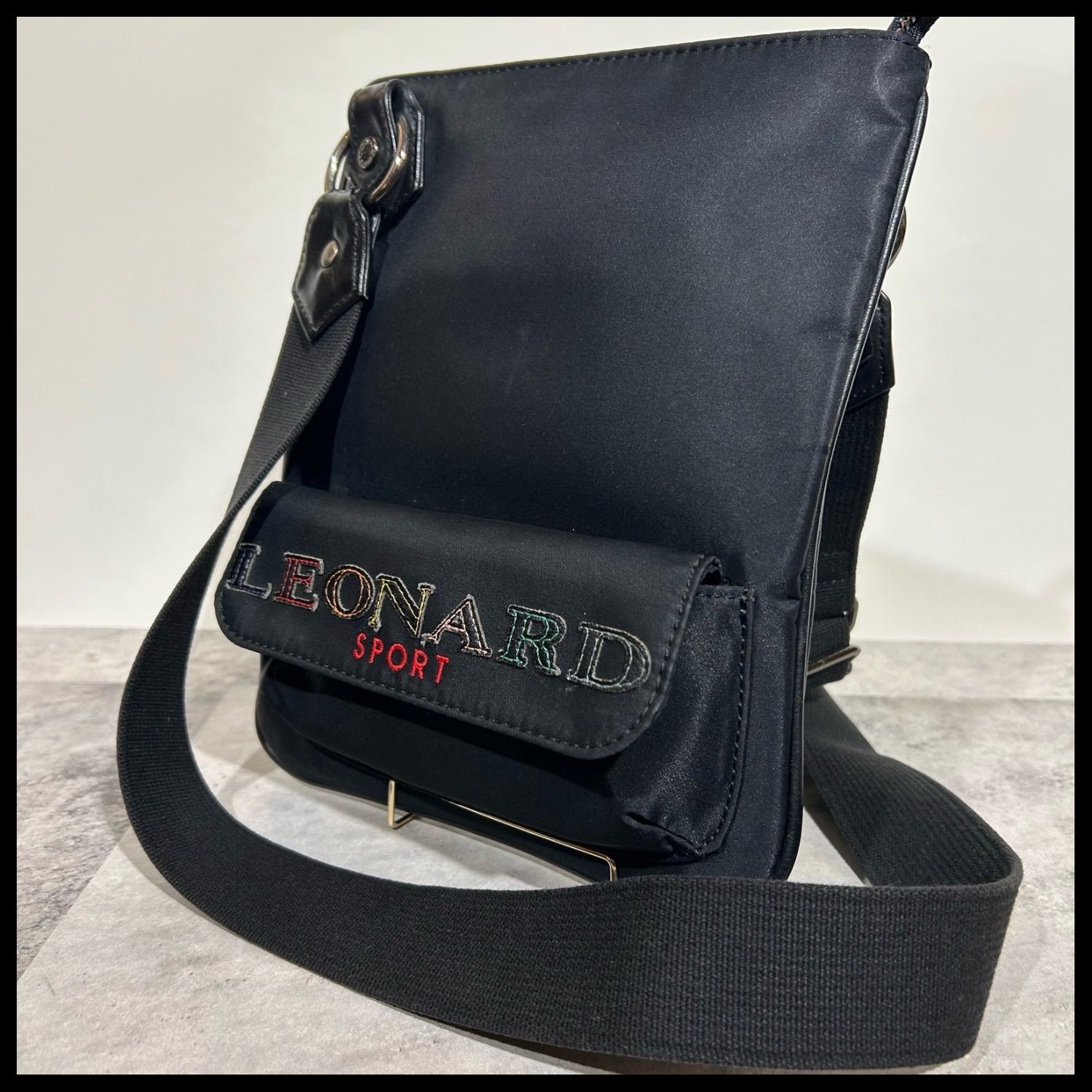 レオナールスポーツ LEONARD ショルダーバッグ ブラック 黒 ロゴマルチ