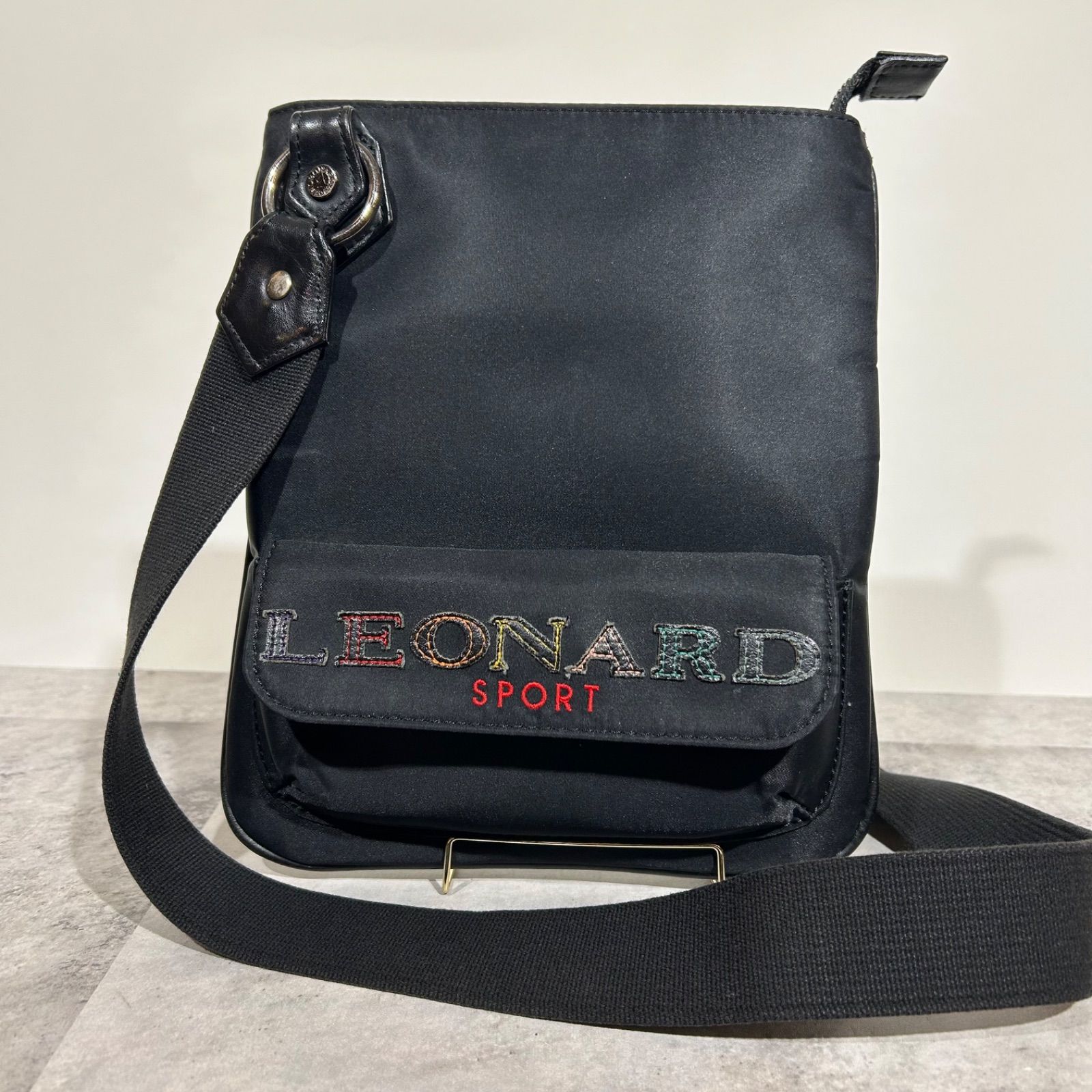 レオナールスポーツ LEONARD ショルダーバッグ ブラック 黒 ロゴマルチ