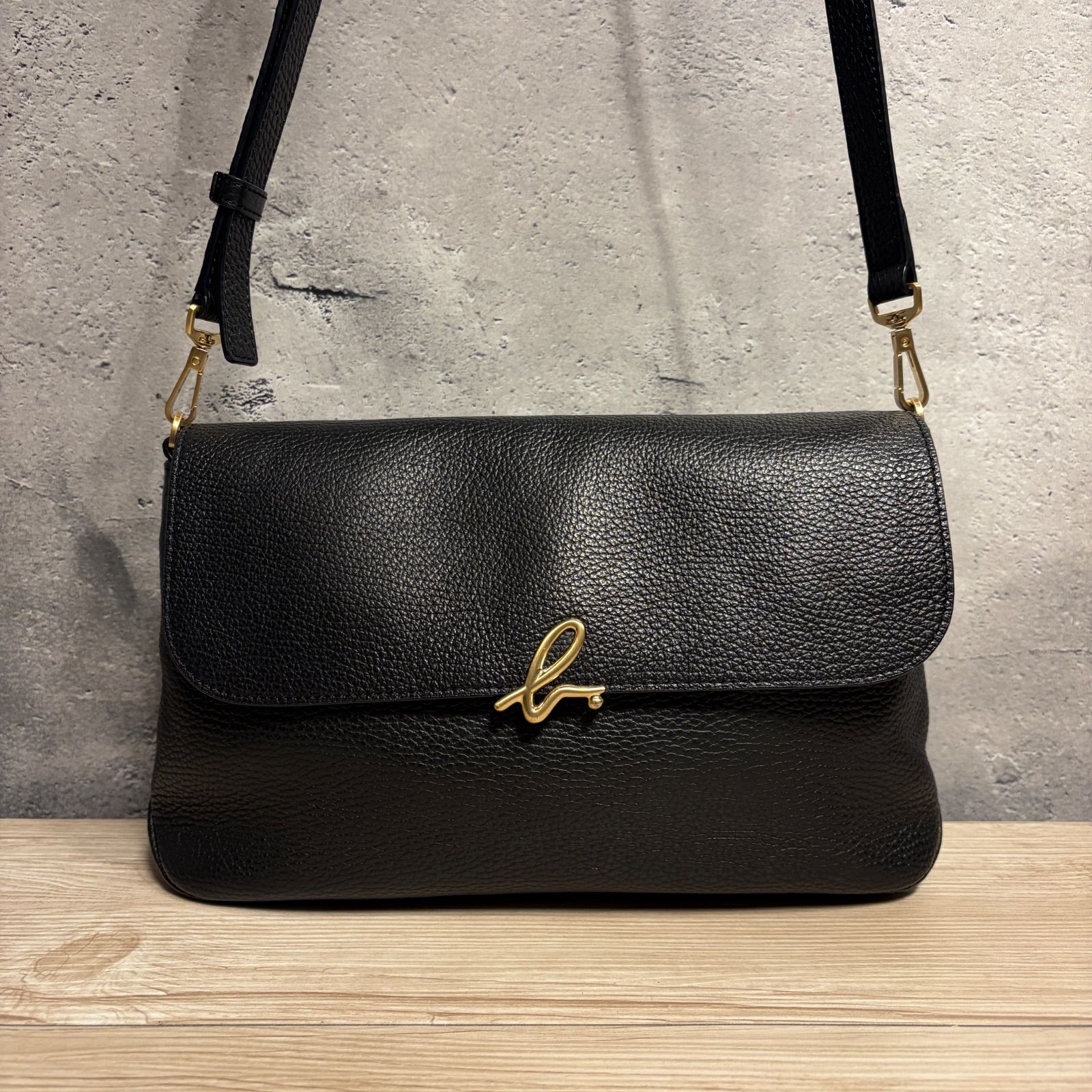 美品　アニエスベー　ショルダーバッグ　レザー　ブラック　ゴールド金具 agnes b. アニエスベー レザー ショルダーバッグ ブラック ゴールド