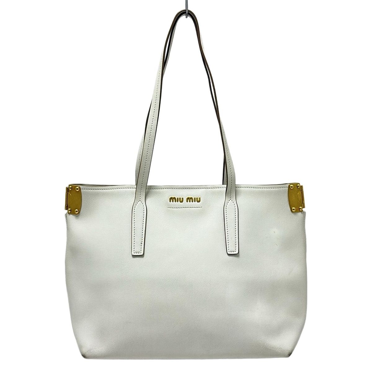 ミュウミュウ　レザートート　美品　ホワイト miumiu(ミュウミュウ) トートバッグ - 白 レザー - メルカリ