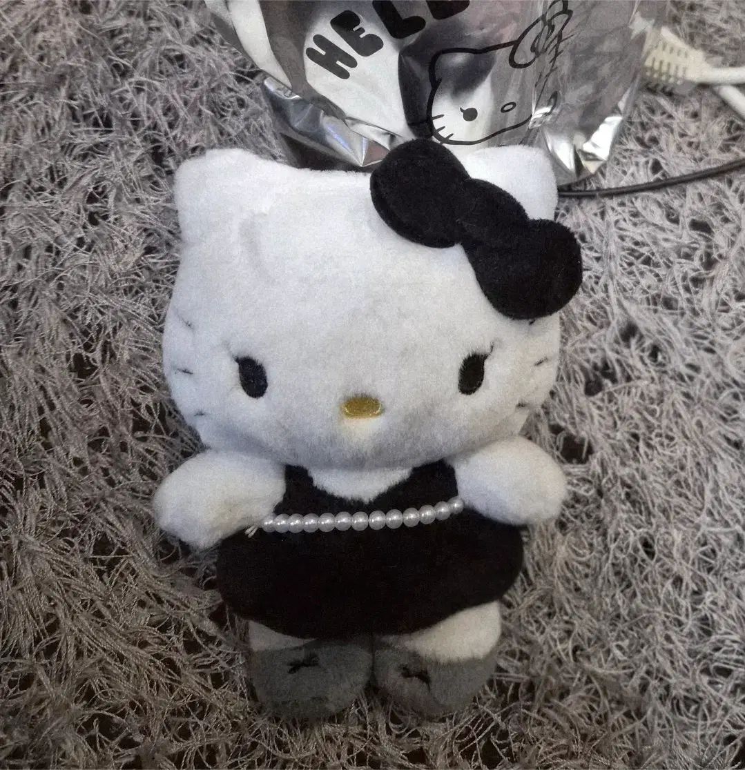 ハローキティ ジス コラボ キーホルダー ぬいぐるみ ブラック - メルカリ