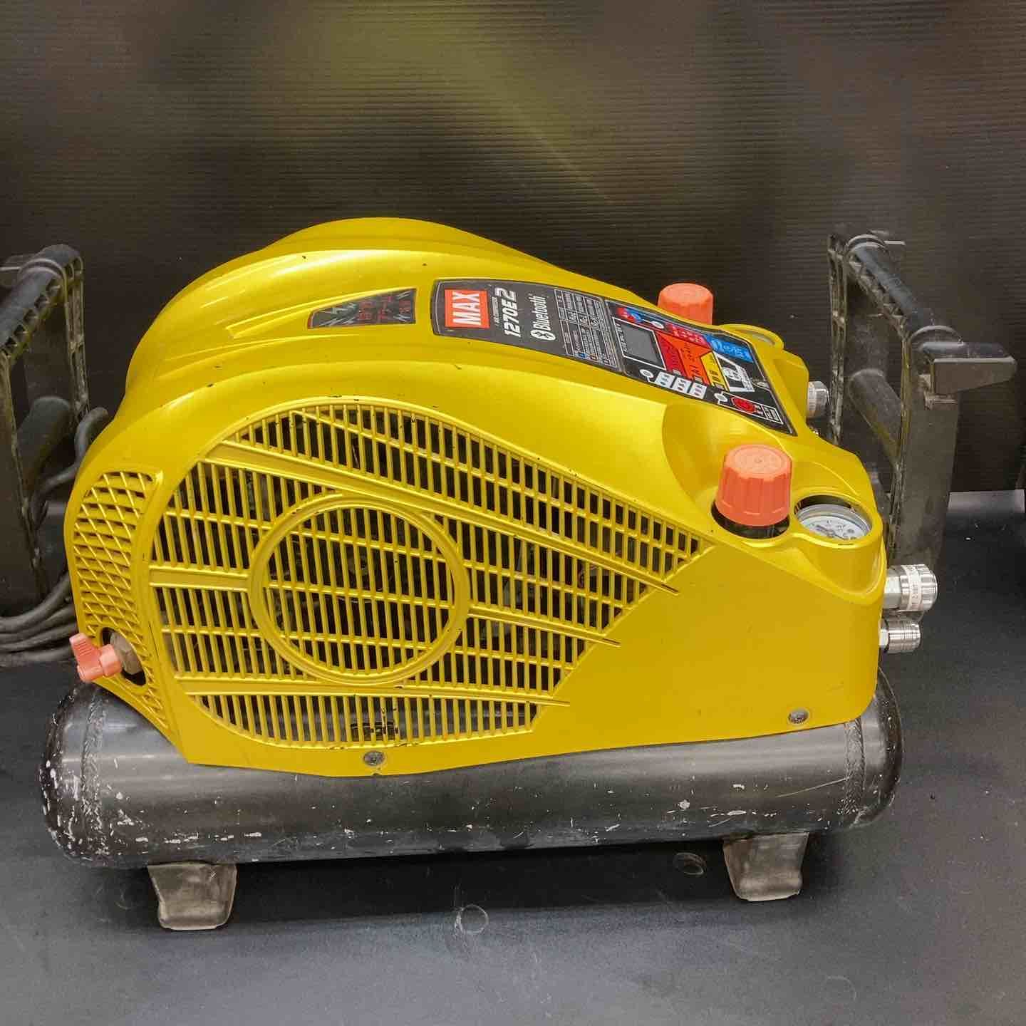 中古品】MAX 建築用 高圧 4口 エアコンプレッサー AK-HH1270E2 限定色 