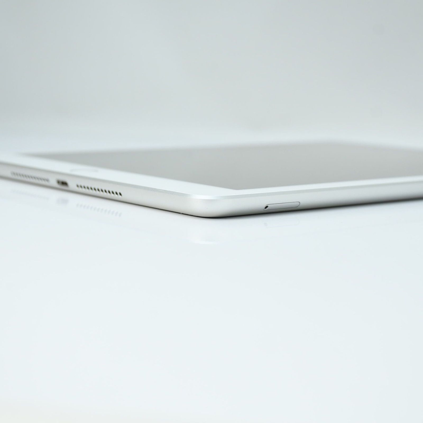 美品＊バッテリー最大容量85％】docomo SIMフリーiPad 第5世代 32GB