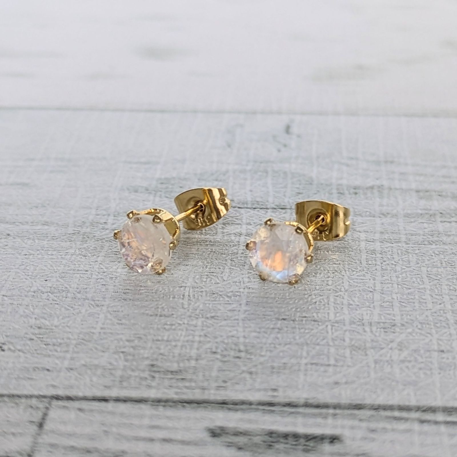 天然石ピアス【レインボームーンストーン】 - メルカリ