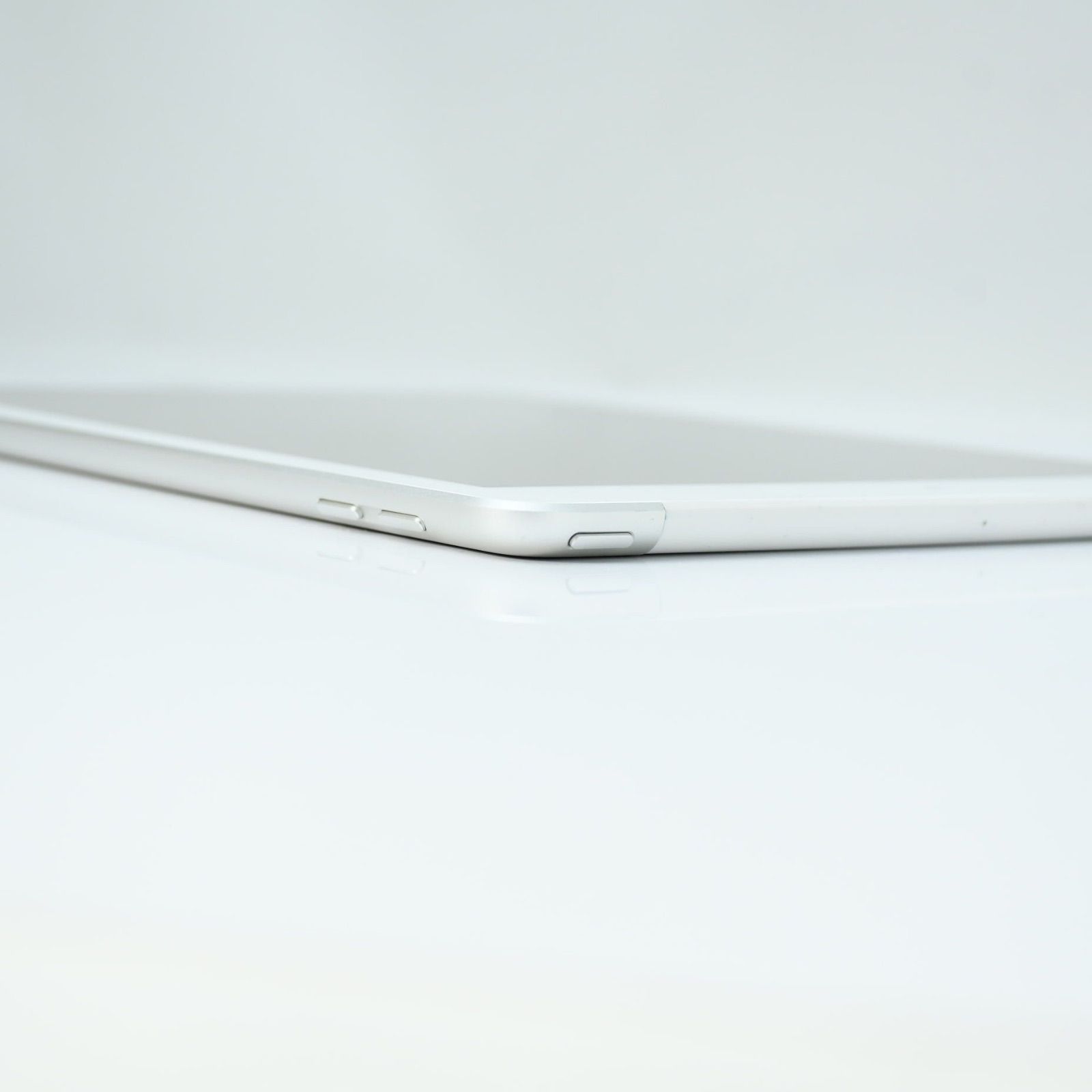 美品＊バッテリー最大容量96％】docomo SIMフリーiPad 第5世代 32GB