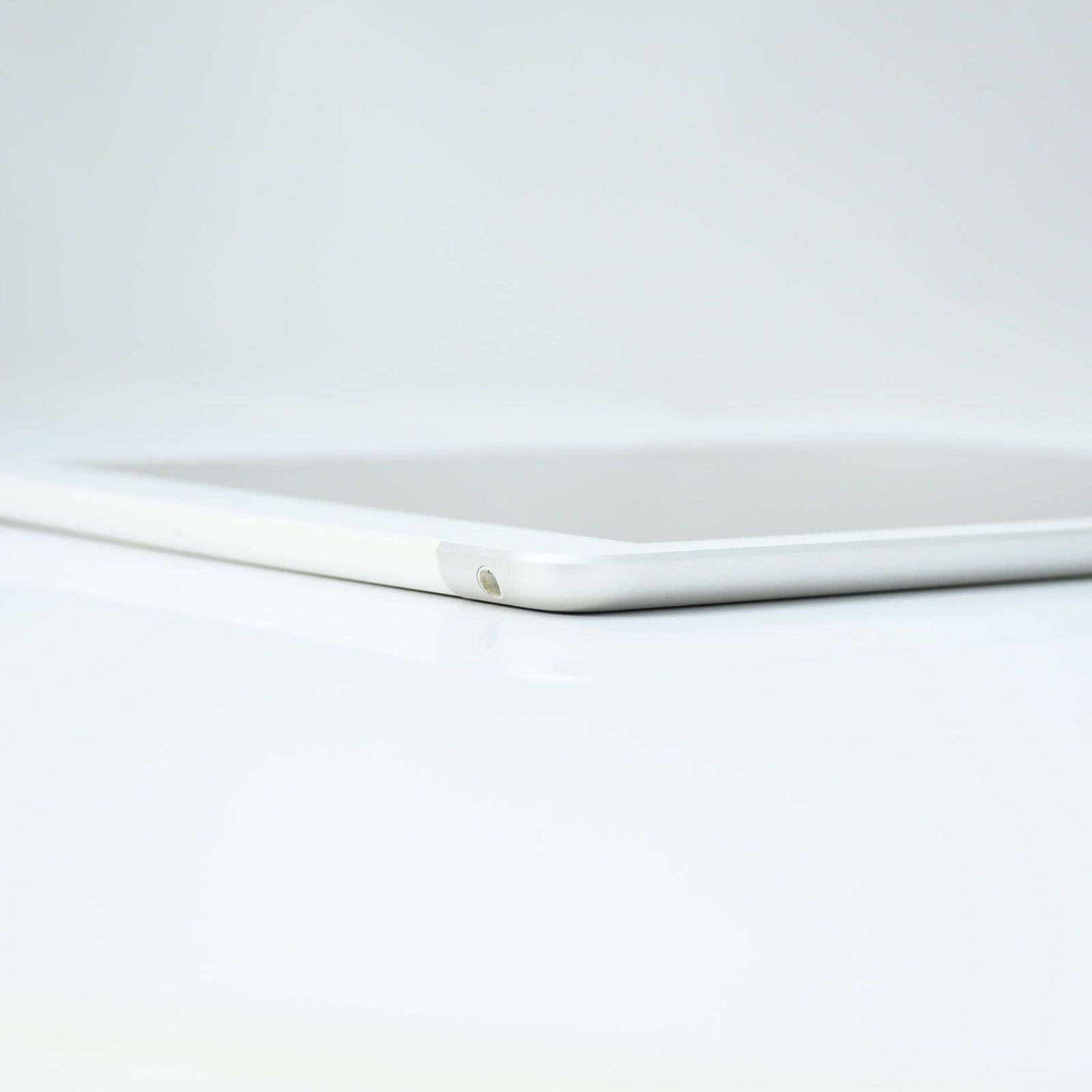美品＊バッテリー最大容量93％】SIMフリーiPad 第5世代 32GB シルバー