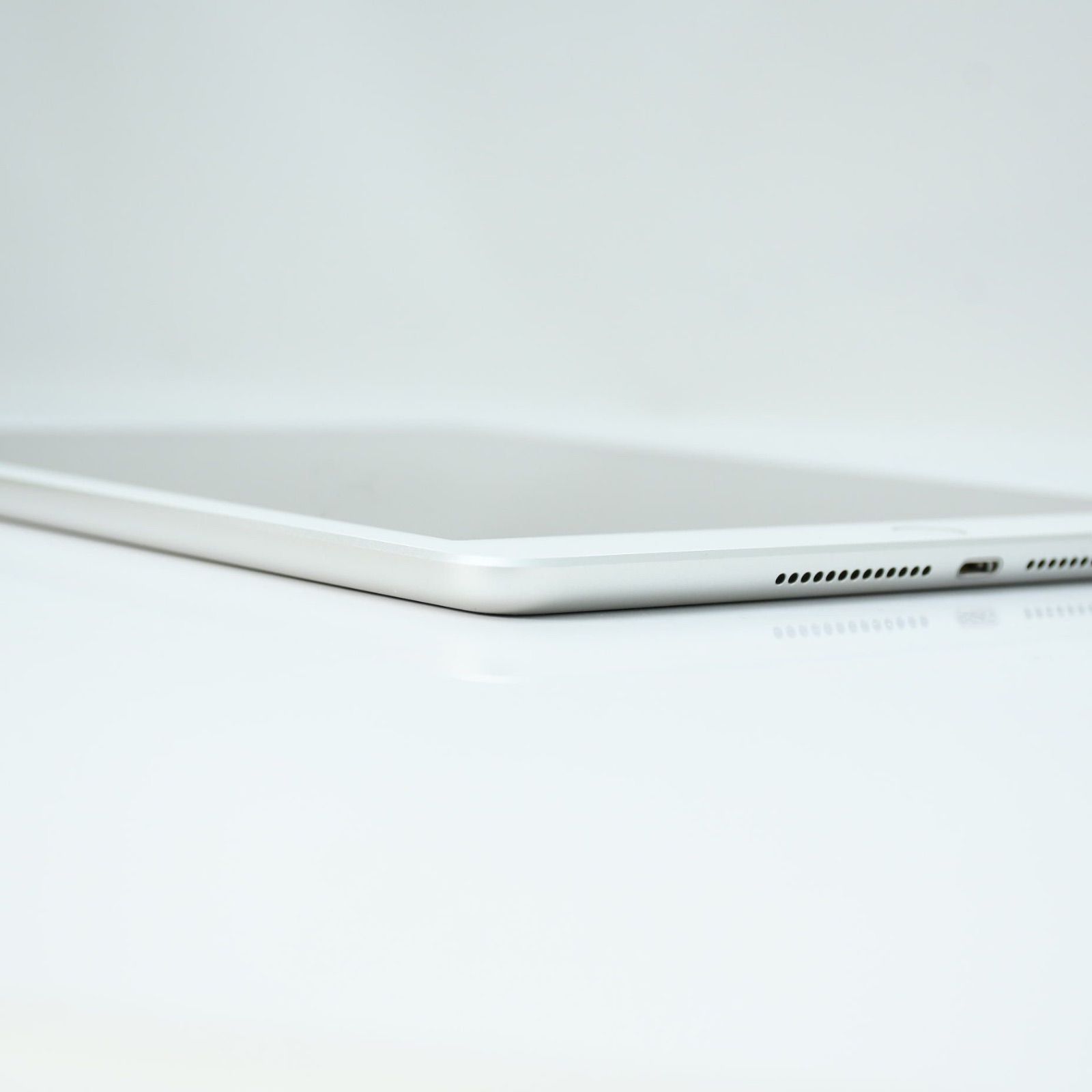 美品＊バッテリー最大容量90％】SIMフリーiPad 第5世代 32GB シルバー