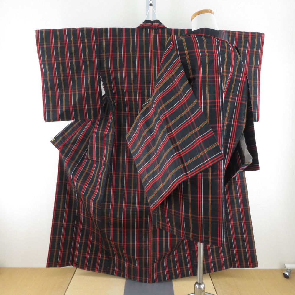 紬 着物 アンサンブル 羽織付 格子 袷 バチ衿 黒色x赤色x黄緑色 正絹 紬 着物 アンサンブル 羽織付 格子 袷 バチ衿 黒色x赤色x黄緑色 正絹