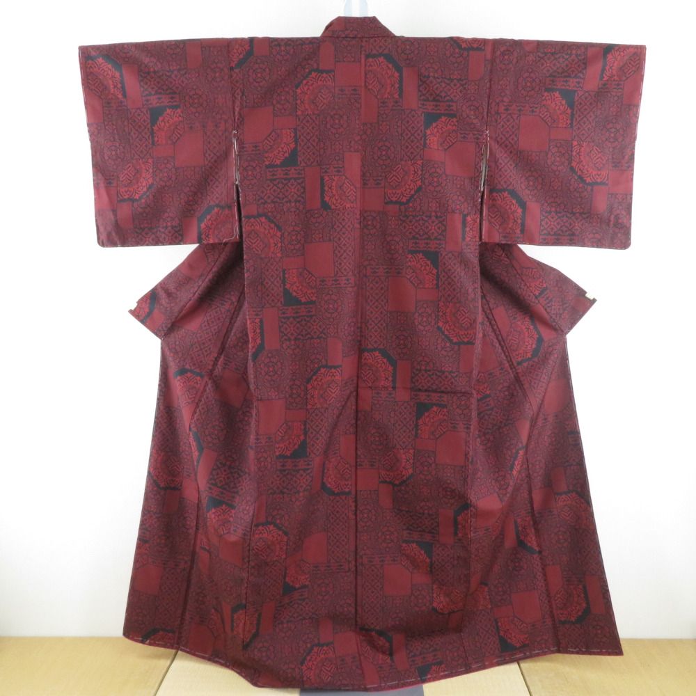 大島紬幾何学模様のお着物から　赤紫色 の総合わせ仕立ての太刀掛作務衣 大島紬幾何学模様のお着物から 赤紫色 の総合わせ仕立ての太刀掛
