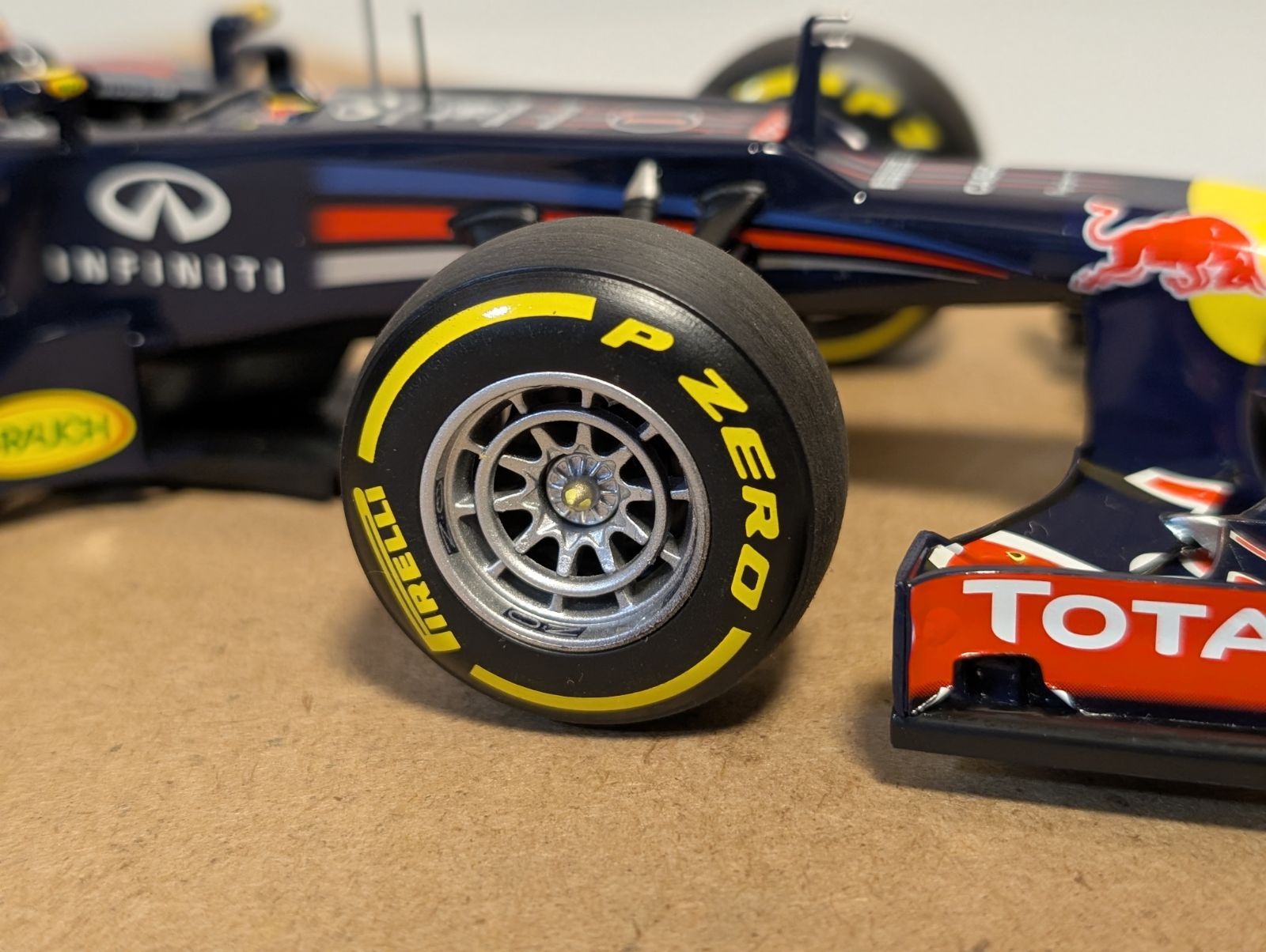 1/18ミニチャンプス レッドブルRB8セバスチャン・ベッテル - メルカリ