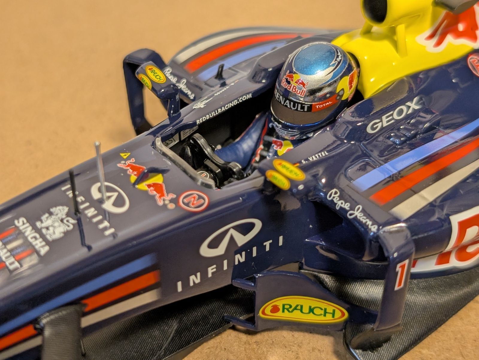 ミニチャンプス　レッドブルRB8 セバスチャン・ベッテル　1/43 ミニチャンプス レッドブルRB8 セバスチャン・ベッテル 1/43 【公式通販】