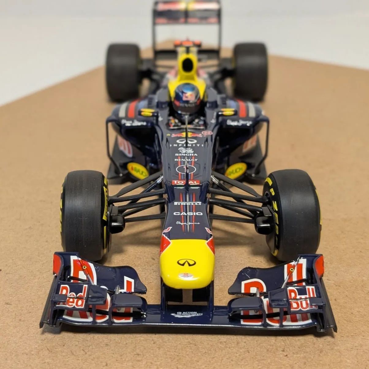 ミニチャンプス　レッドブルRB8 セバスチャン・ベッテル　1/43 1/18ミニチャンプス レッドブルRB8セバスチャン・ベッテル - メルカリ