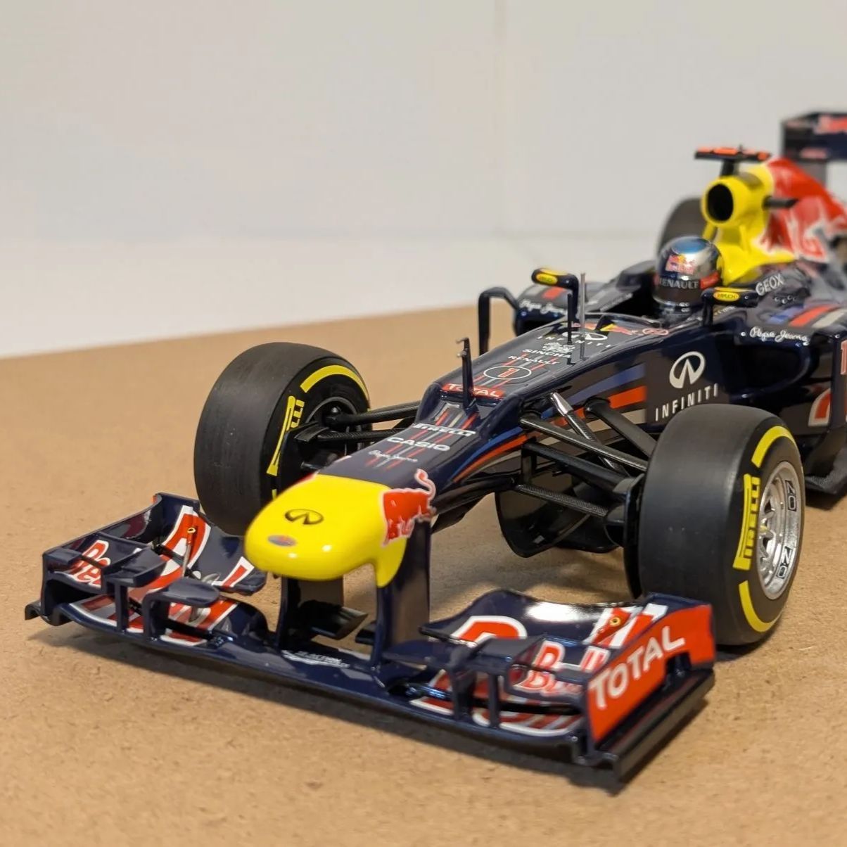 1/18ミニチャンプス レッドブルRB8セバスチャン・ベッテル - メルカリ