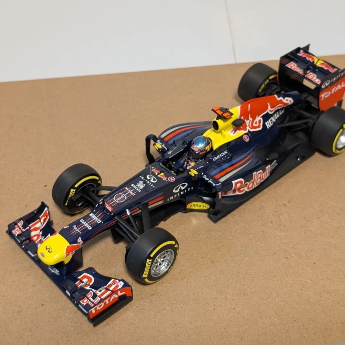 ミニチャンプス　レッドブルRB8 セバスチャン・ベッテル　1/43 1/18ミニチャンプス レッドブルRB8セバスチャン・ベッテル - メルカリ