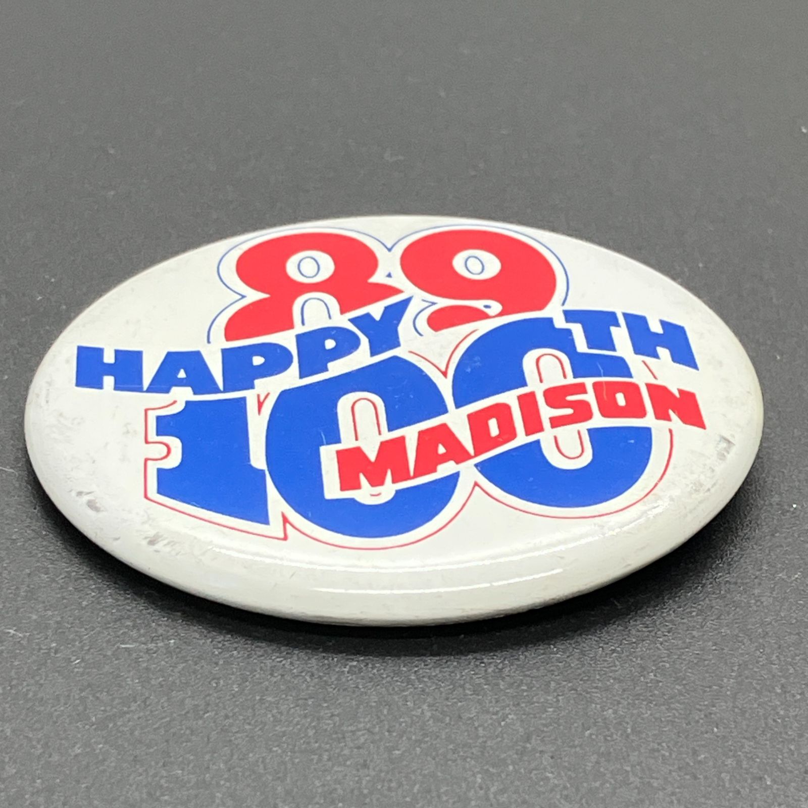 ヴィンテージ 缶バッジ 輸入 アメリカ 『 マディソン ハッピー 80周年