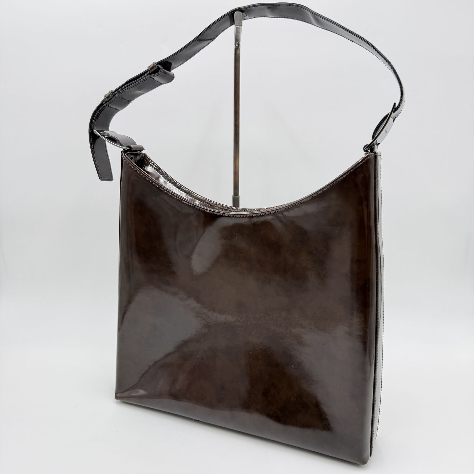 Ferragamo エナメル レザー ブラック ショルダーバッグ Salvatore Ferragamo（サルヴァトーレフェラガモ） エナメルレザー