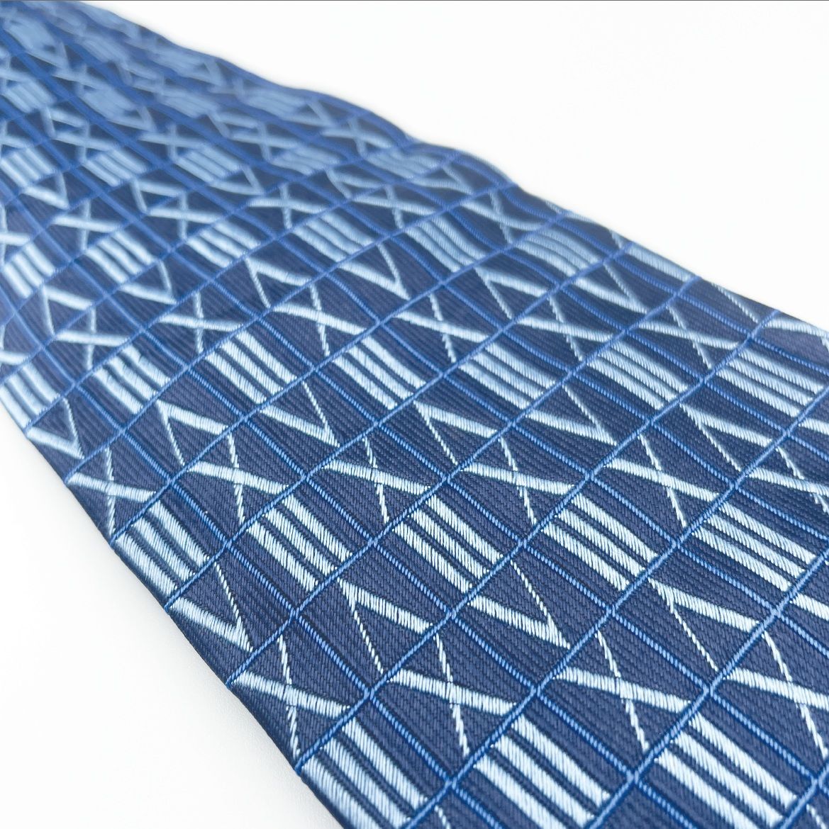 ✱TIFFANY & Co.（ティファニー）✱美品 ネクタイ 高級シルク 幾何学柄