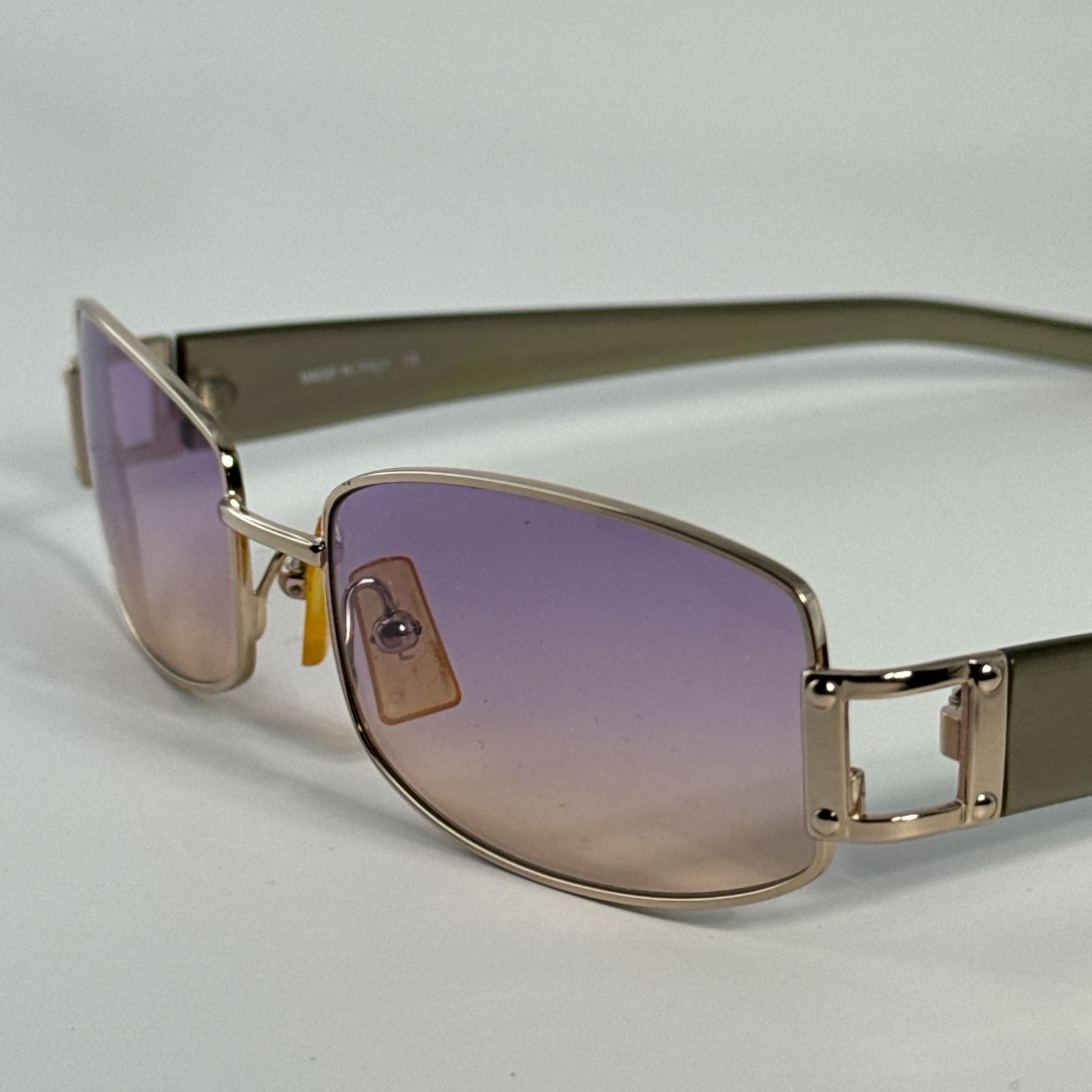 LOEWE SLW071 サングラス COL.300Y 760 LOEWE SLW071 サングラス COL.300Y 760 【公式通販】