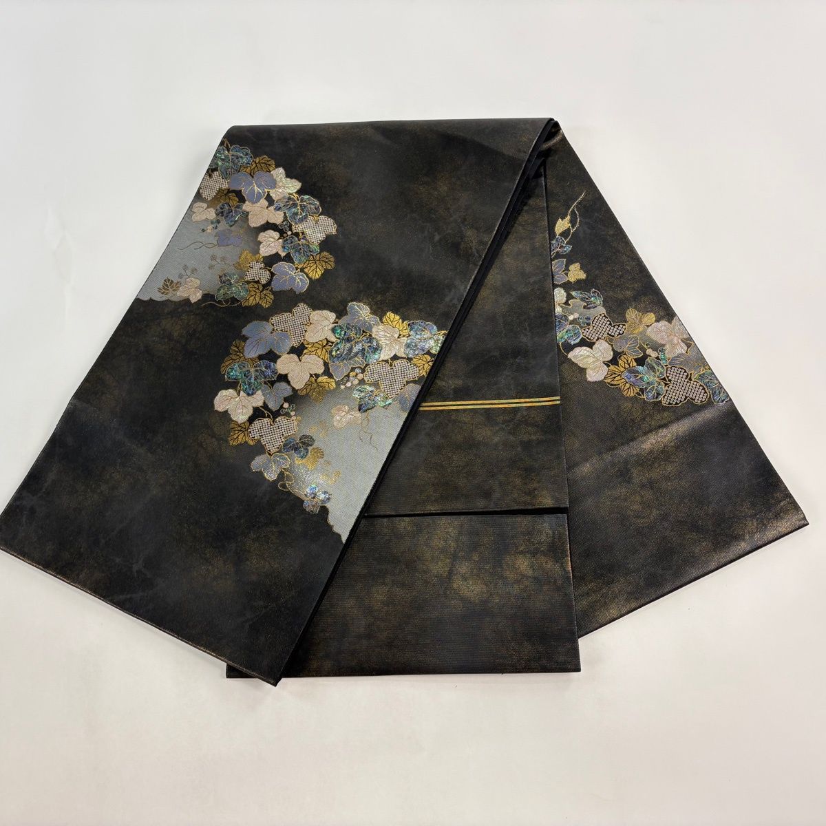 袋帯 名品 証紙 葡萄 霞 螺鈿箔 金彩 黒 お太鼓柄 正絹 【中古