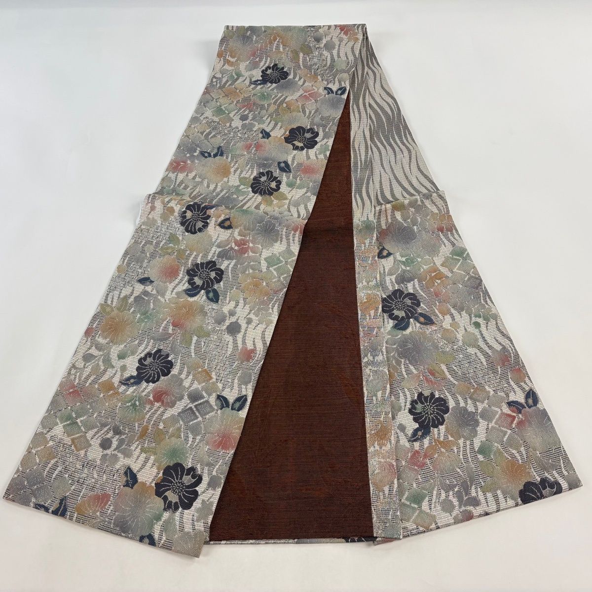 美品】 袋帯 名品 落款 草花 幾何学模様 金銀糸 ラメ糸 灰色 六
