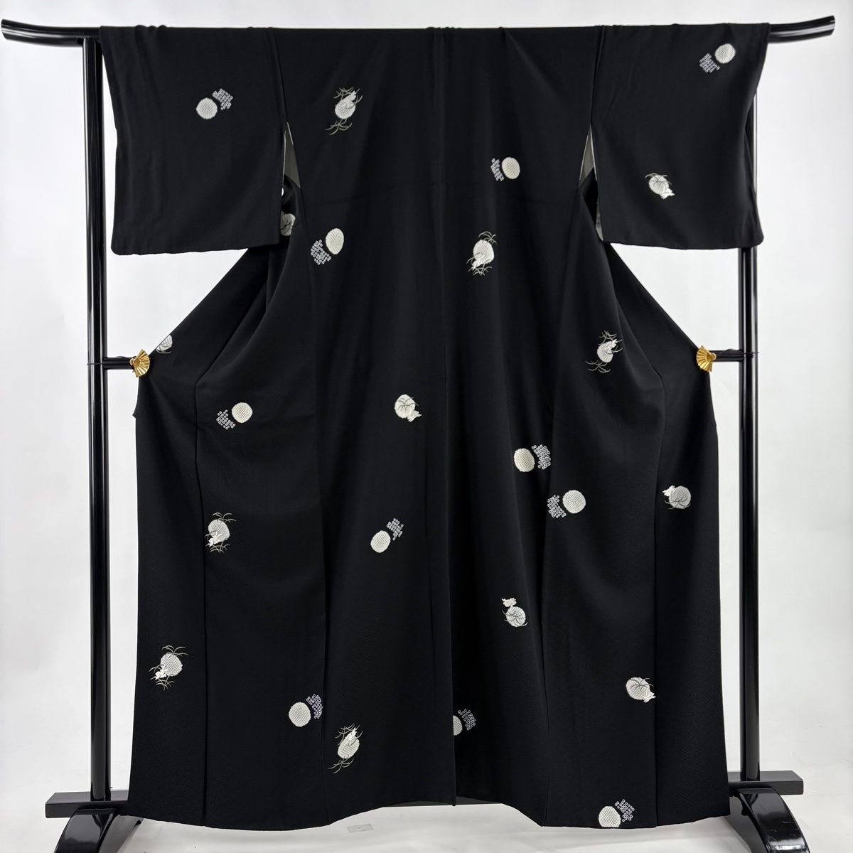 小紋 身丈161.5cm 裄丈67cm M 袷 うさぎ 芝 刺繍 絞り 黒 正絹 名品