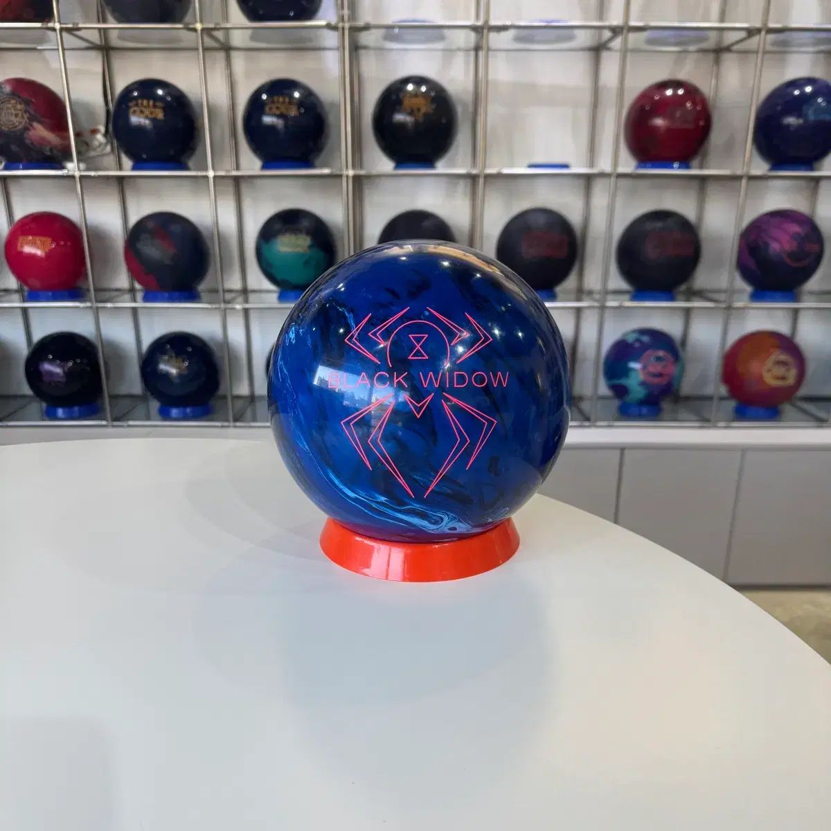 black widow（ブラックウィドウ）マニア (中古ボーリングボール