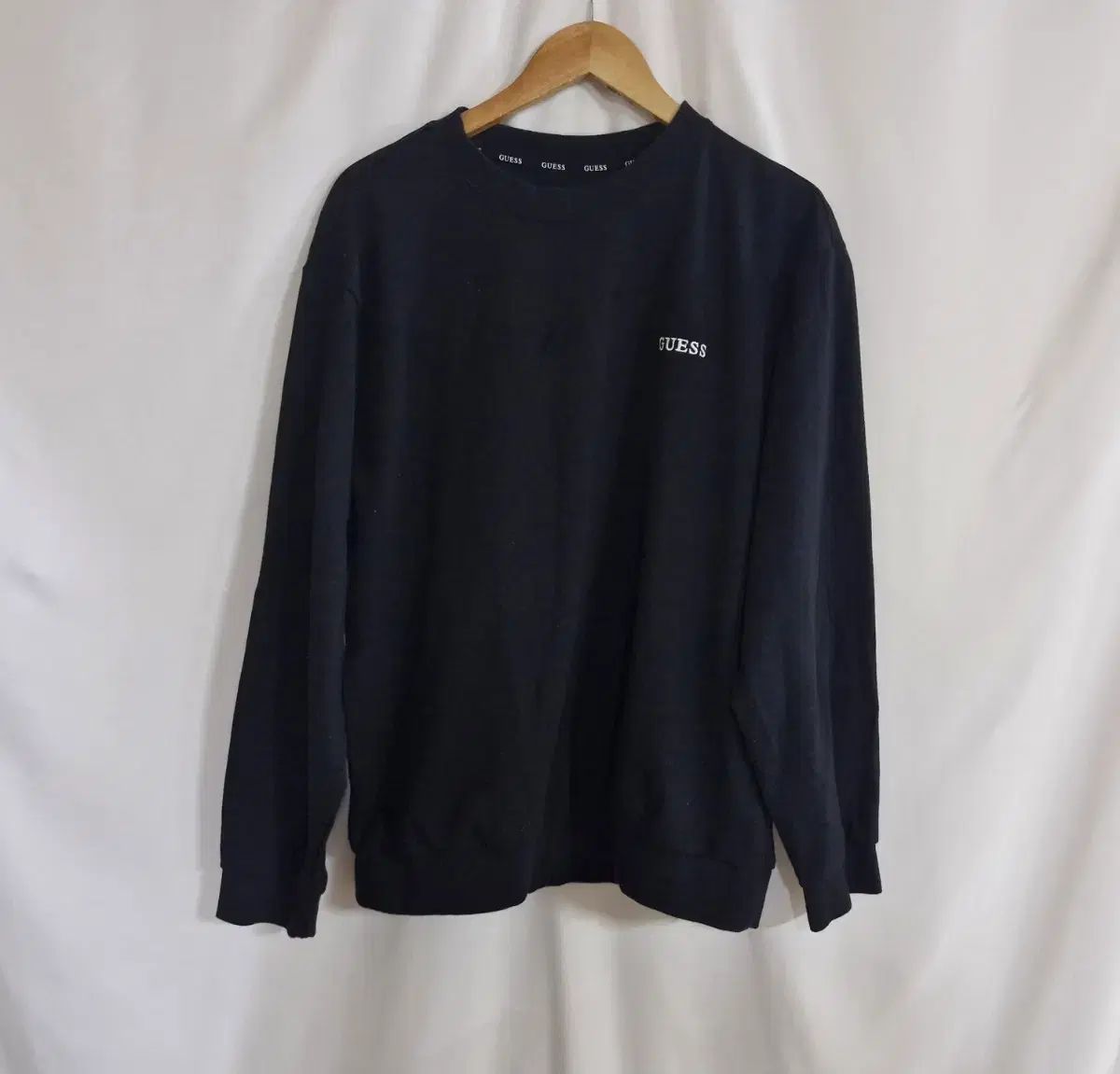 GUESS ブラック スウェットTシャツ