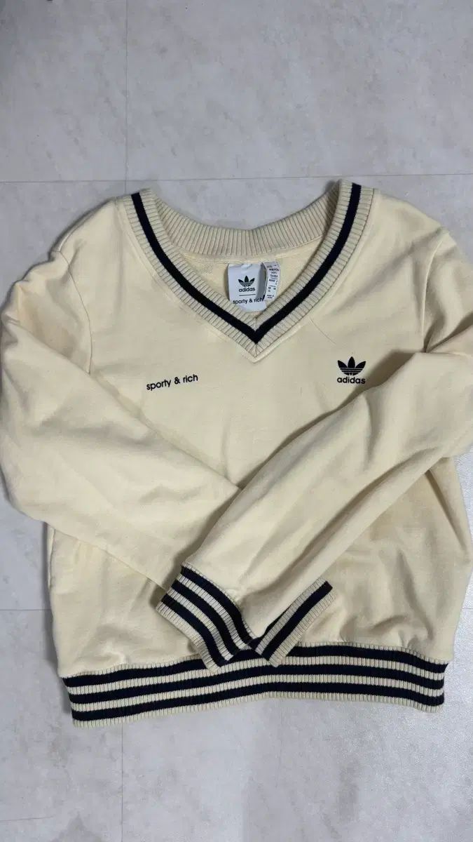 新品 ADIDAS sporty&rich Vネック スエット 白 M adidas Originals x Sporty & Rich V-Neck Sweatshirt Cream/Navy