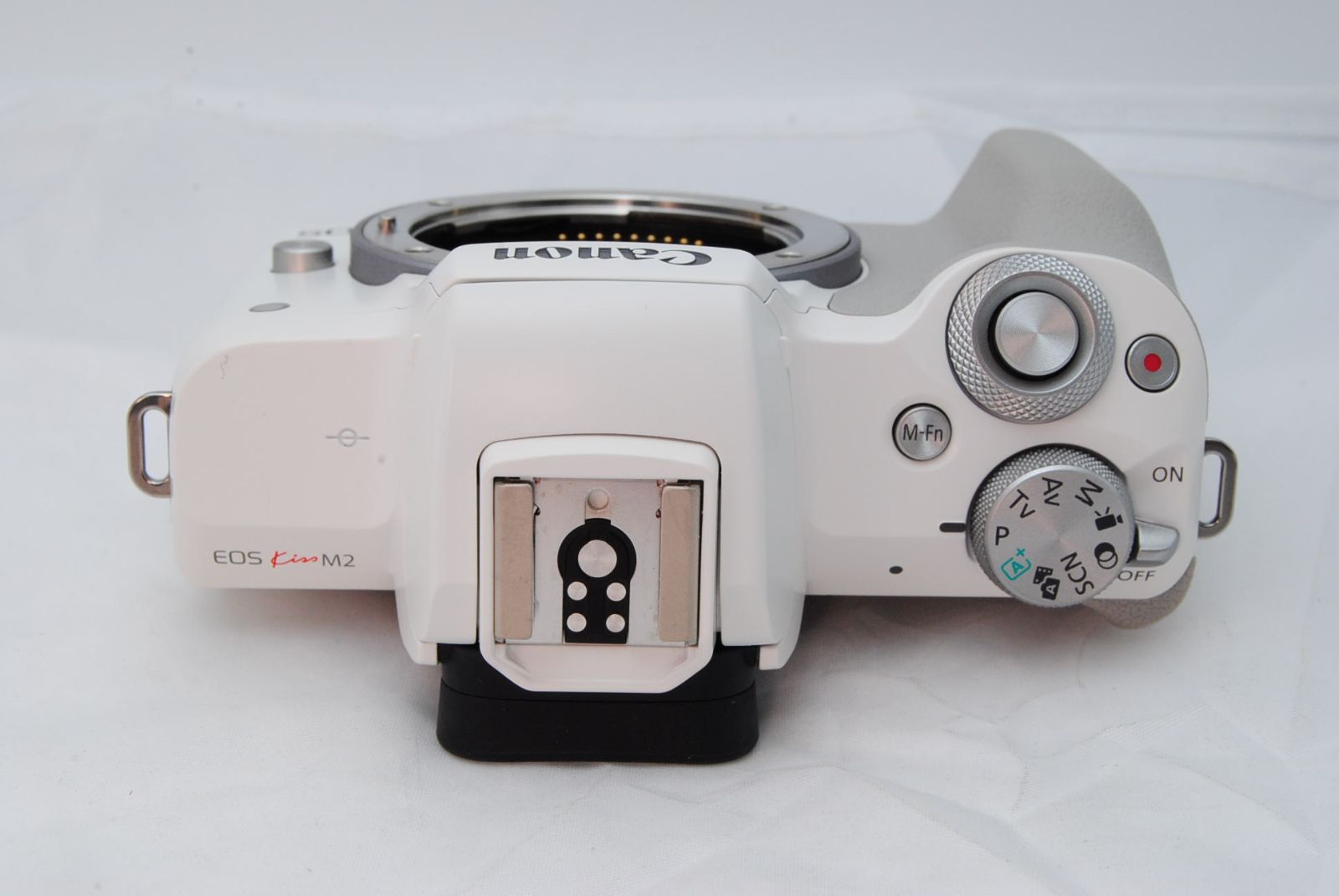 1000ショット以下！新品級 ☆ Canon EOS Kiss M2 ボディー ホワイト