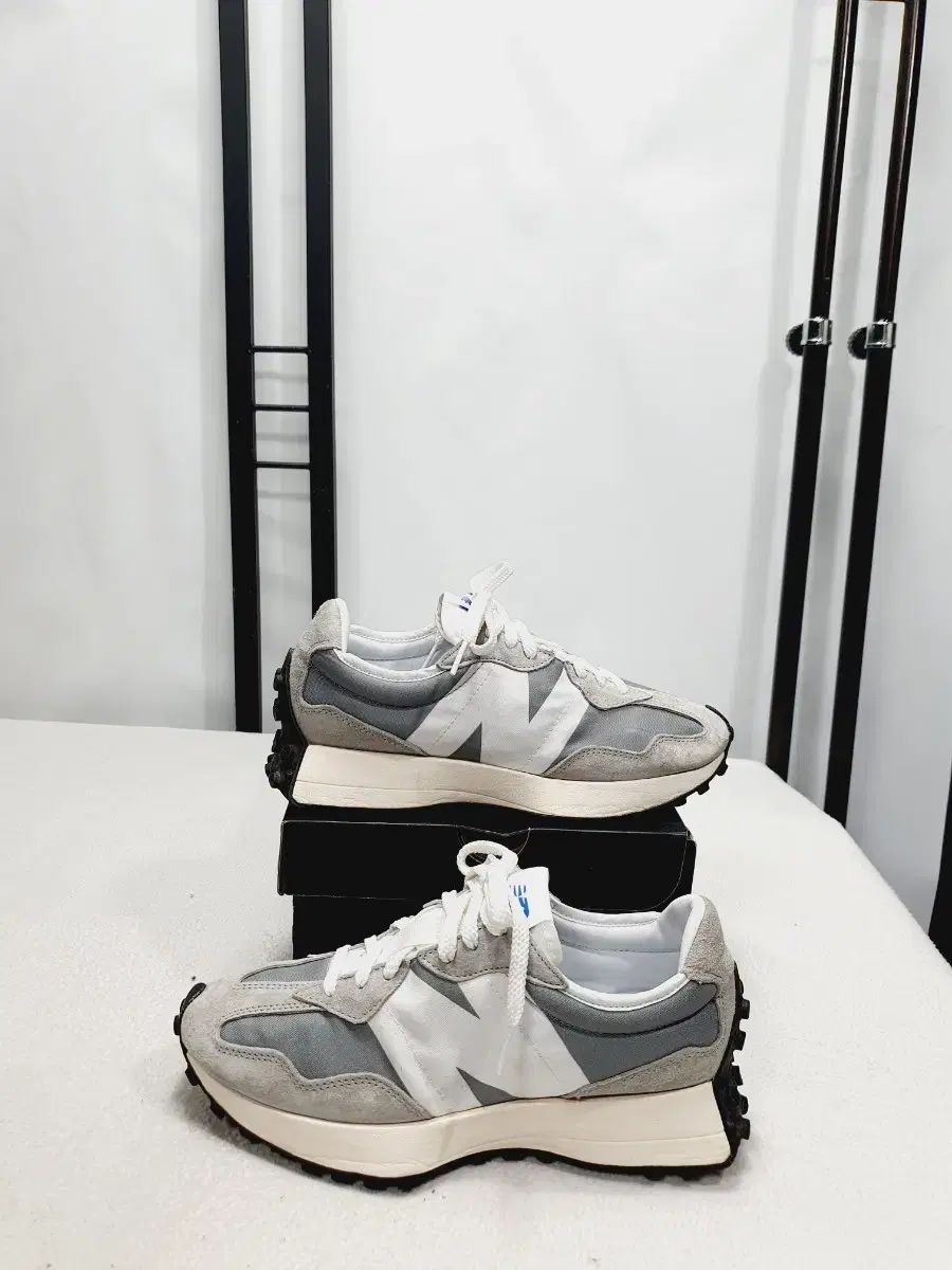 グレース様 2点おまとめ　発送1月3日以後 ニューバランス 327 グレー 260 - メルカリ
