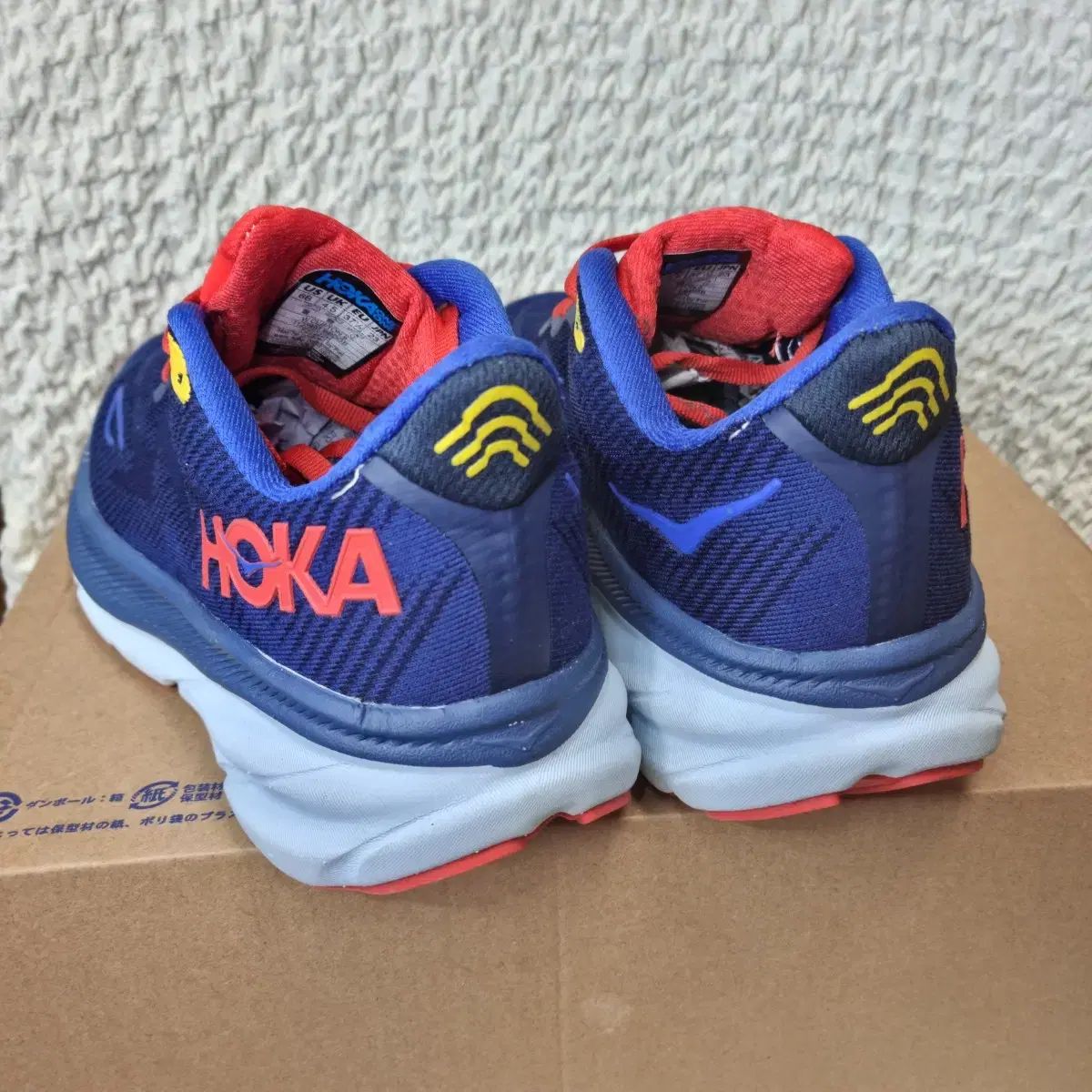 ホカオネオネ スニーカー