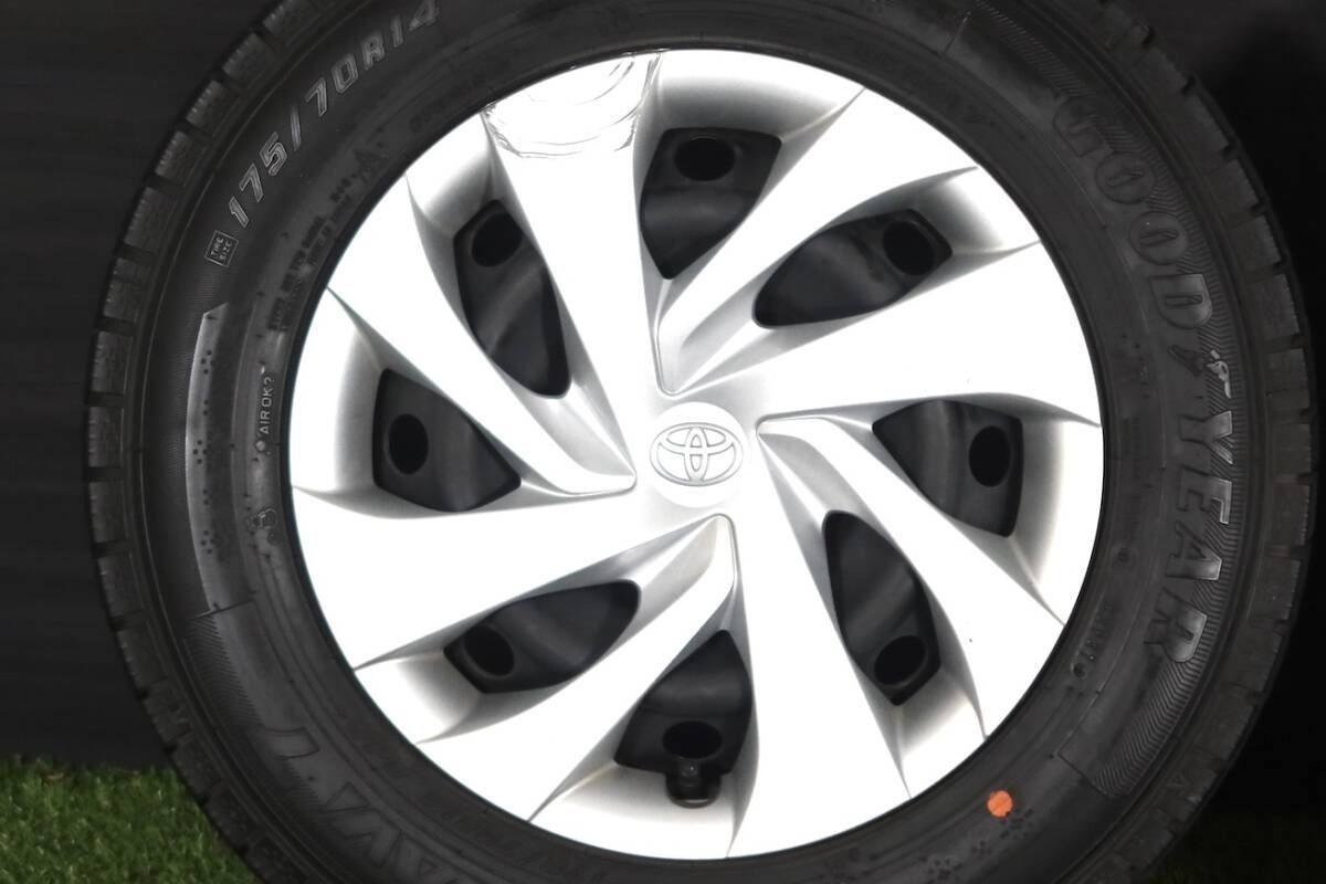 <スタッドレス/即納>トヨタ ヤリス 純正 14in 5.5J +40 PCD100 グッドイヤー アイスナビ7 175/70R14 2021 ...