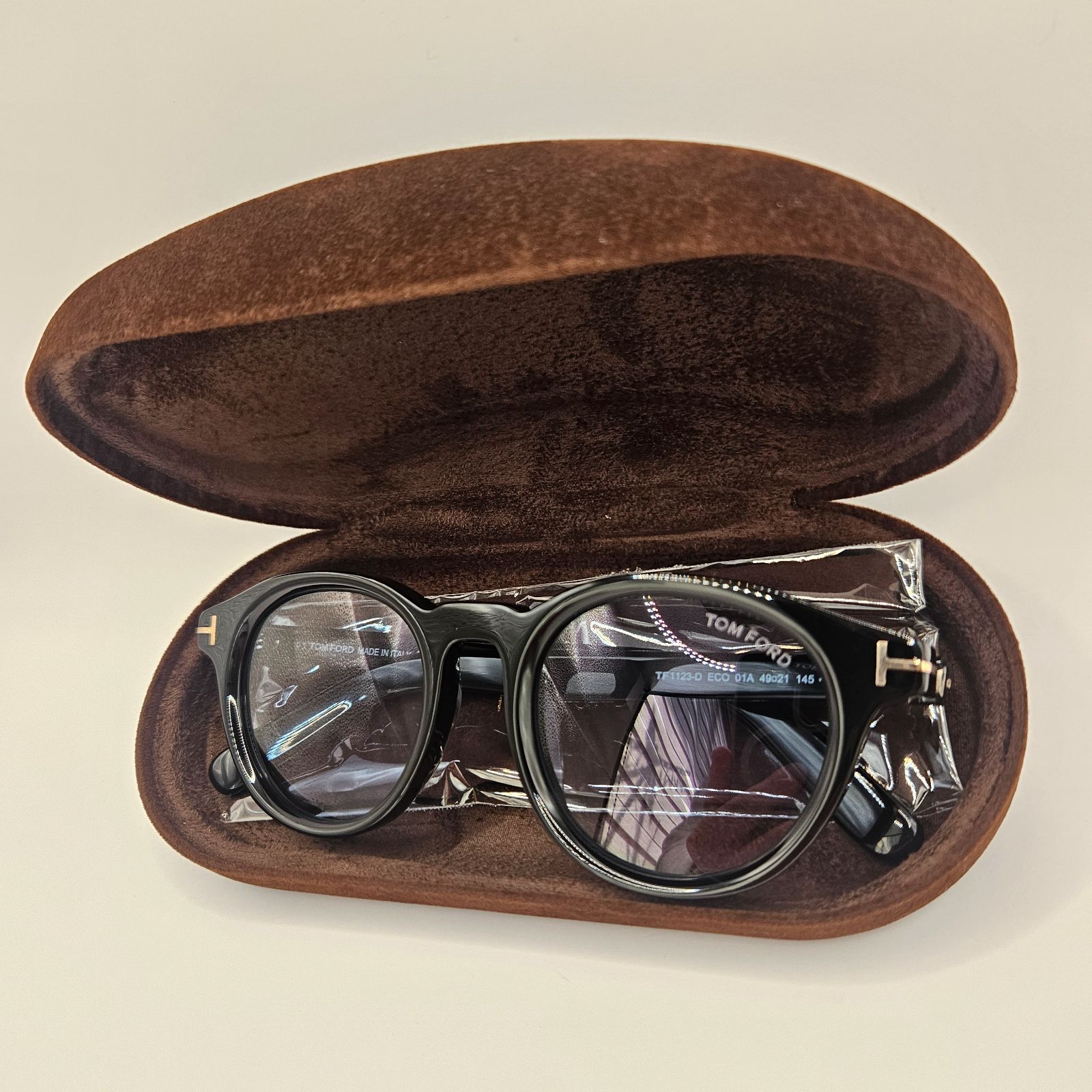 ☆TOM FORD トムフォード☆サングラス☆型番：TF1123-D 01A(ブラック