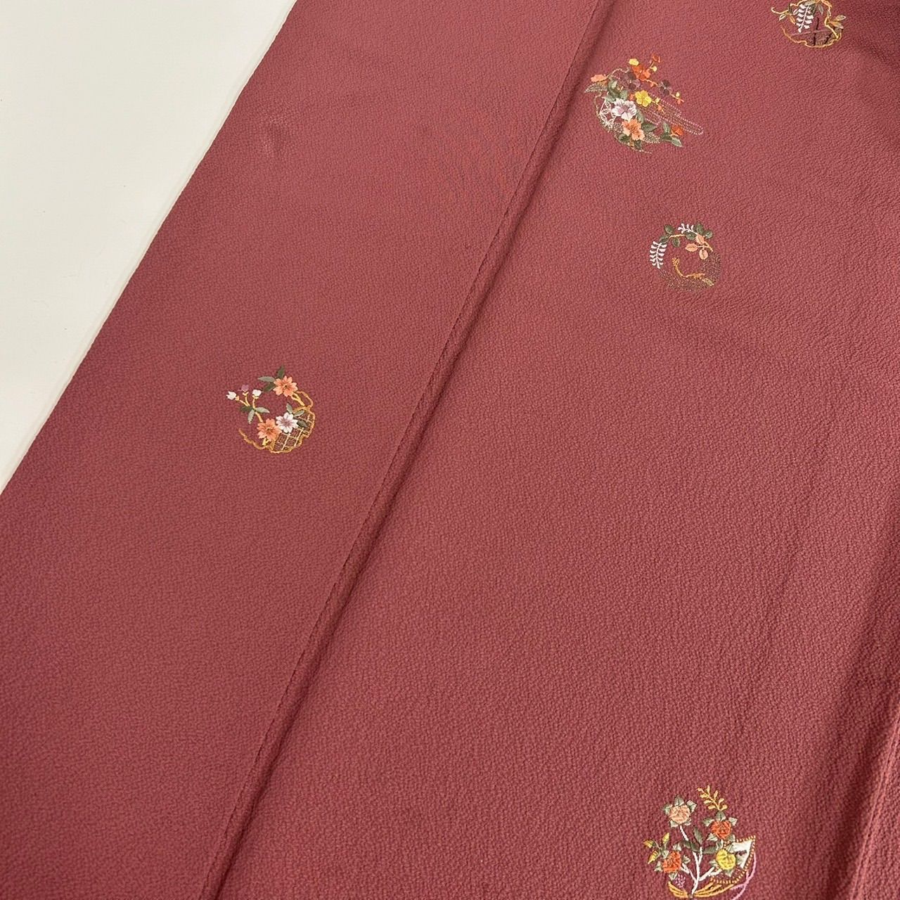 色無地 京都府知事認定 峰山練 丹後縮緬 フォーマル 式事 お茶席着物 御仕立上り(3450) - きもの 一昌(いちまさ)｜リサイクル着物 安心の きもの通販 付け下げ 正絹 紋なし 赤地の縮緬 素敵な染め 着物T-4958