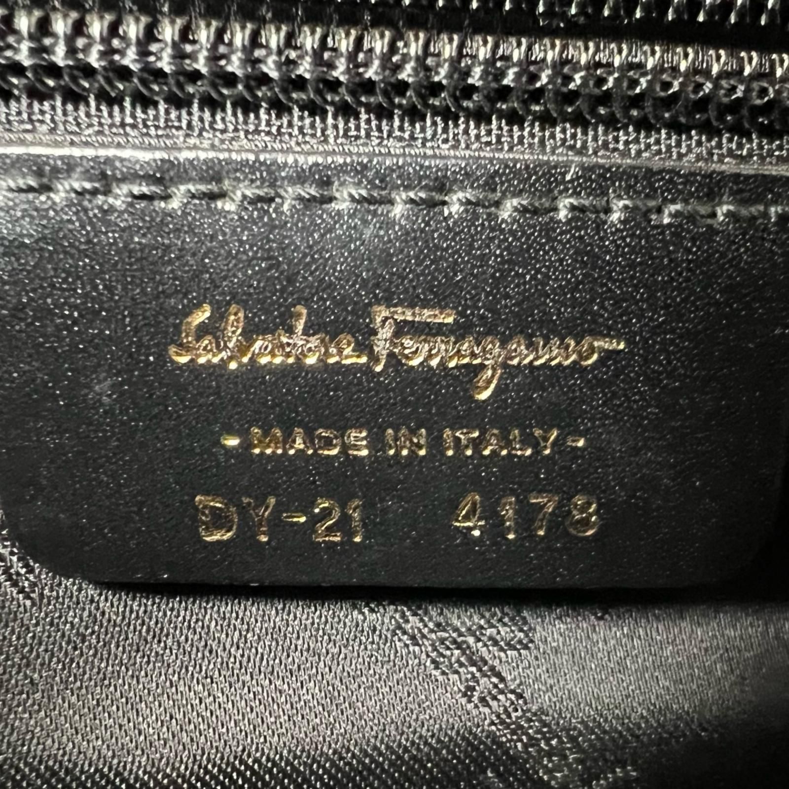 美品 Salvatore Ferragamo サルヴァトーレフェラガモ ヴァラ エンボス