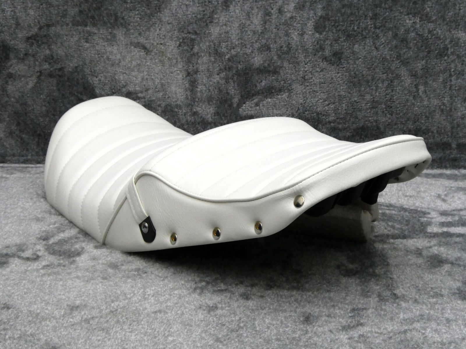 XJR400 4HM前期 鋲打ち 白皮 タックロールシート /あんこ抜きWHITE