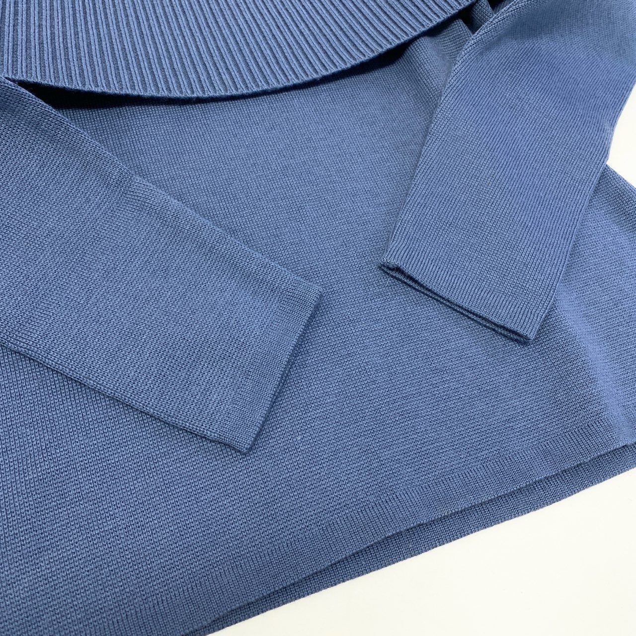 現行タグ Salvatore Ferragamo 長袖ハイネックニットＳ 紺青白 現行タグ Salvatore Ferragamo 長袖ハイネックニットS 紺青白