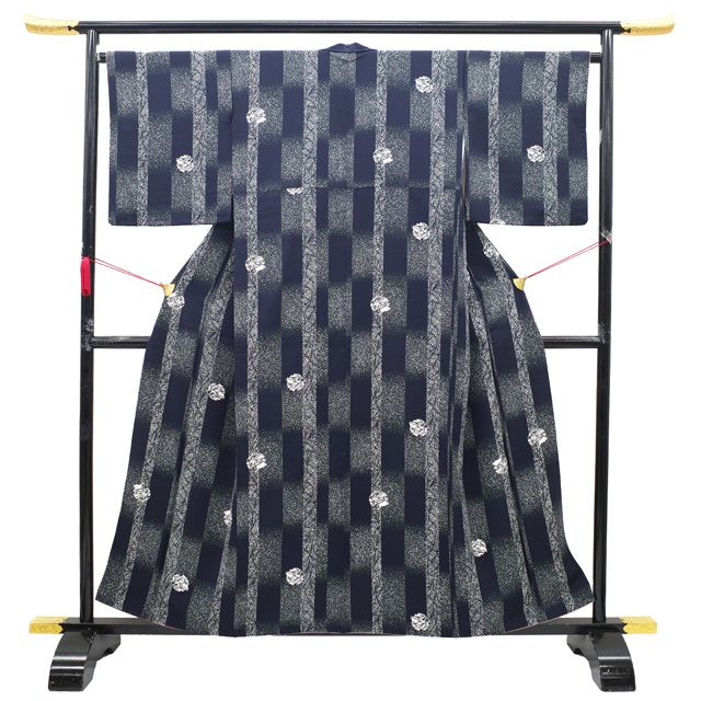 中古】 小紋 着物 リサイクル 正絹 黒紺色 うさぎ 兎 雪輪 草花 変わり