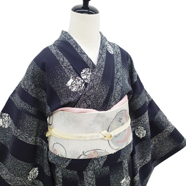 中古】 小紋 着物 リサイクル 正絹 黒紺色 うさぎ 兎 雪輪 草花 変わり