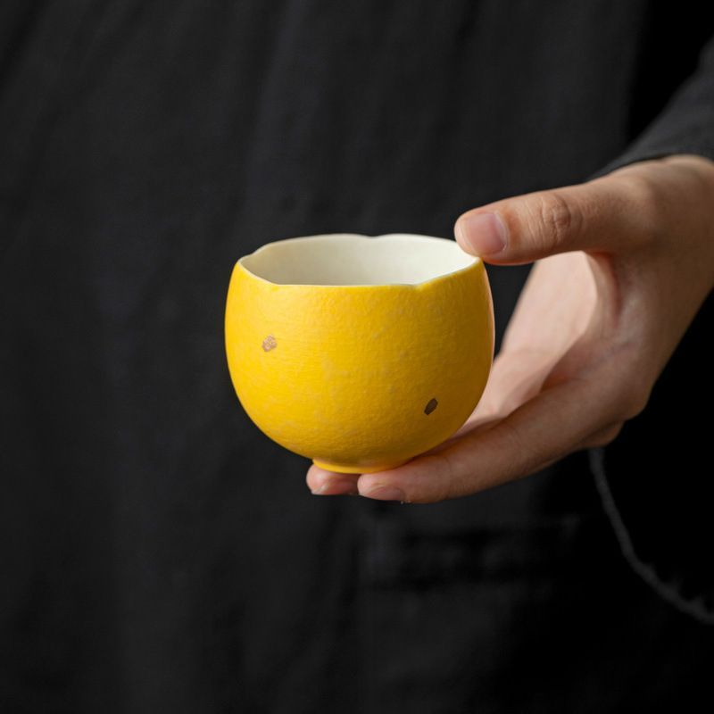 新品未使用 レモンイエロー金彩陶磁器卵型杯 個人用湯呑み 手作り花口