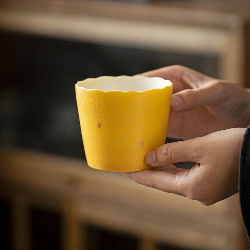 新品未使用 レモンイエロー金彩陶磁器花びら型カップ ハイグレード