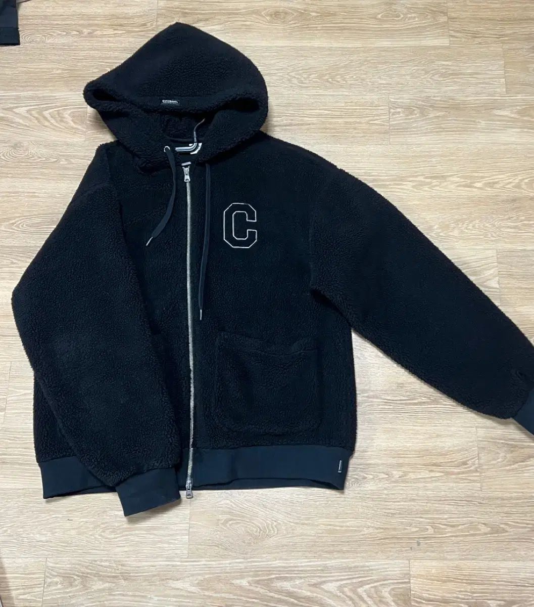 COVERNAT Cロゴ フリース フーディー ジップアップ (ボア フーディー