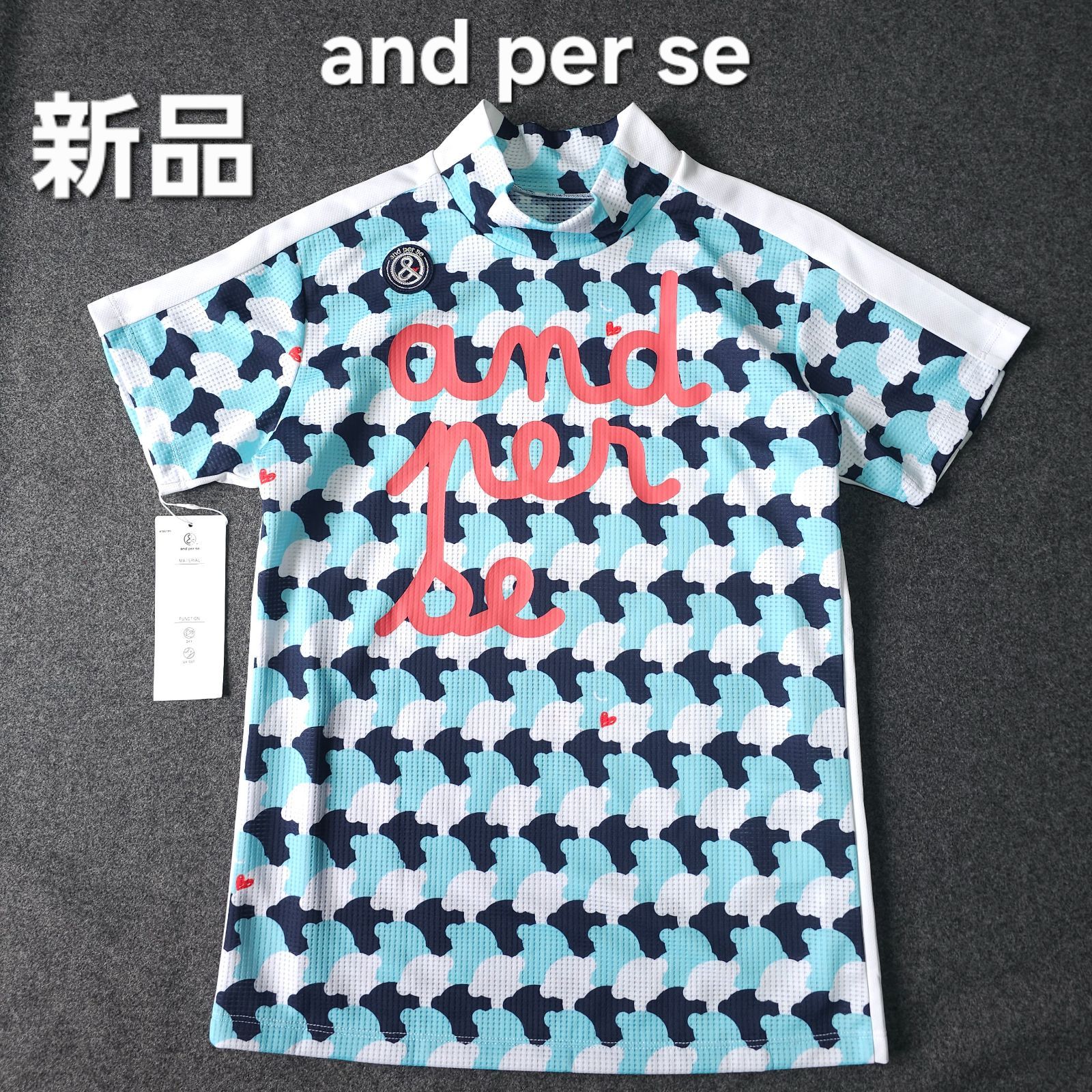 新品未使用【and per se】アンパスィ 総柄 ロゴネーム 半袖モック