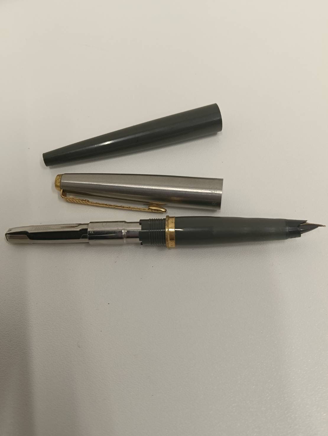 中古品】 PARKERパーカー 万年筆 シルバー×グレー 事務用品 文房具