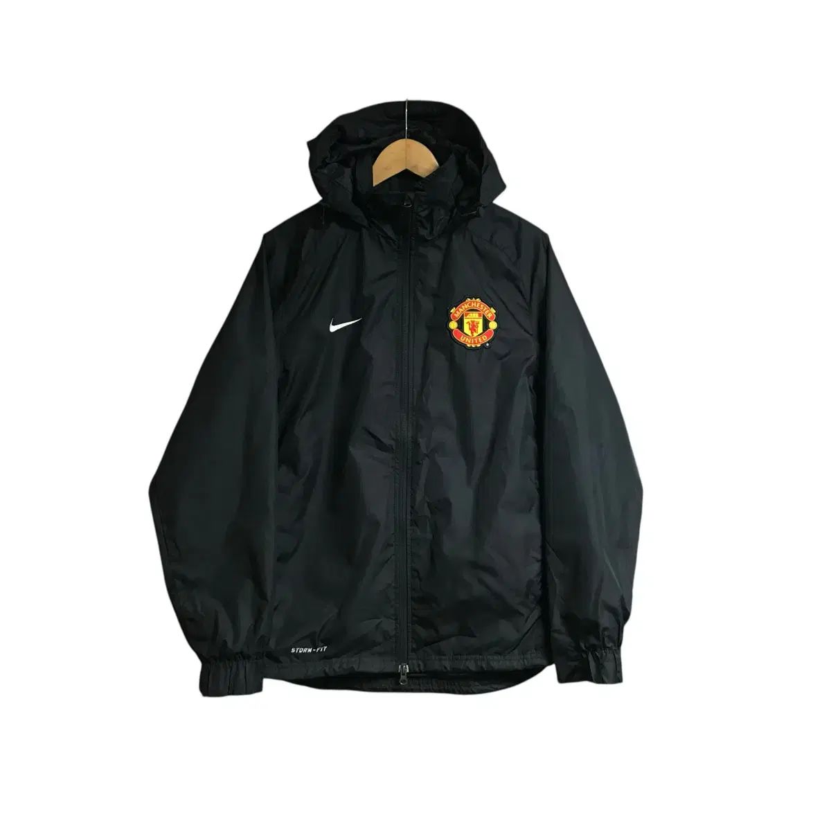 Nikeマンチェスター・ユナイテッド ウィンドブレーカー黒ブラックボーダフォン ナイキ マンチェスター・ユナイテッドFC 黒 ウィンドブレーカー - メルカリ