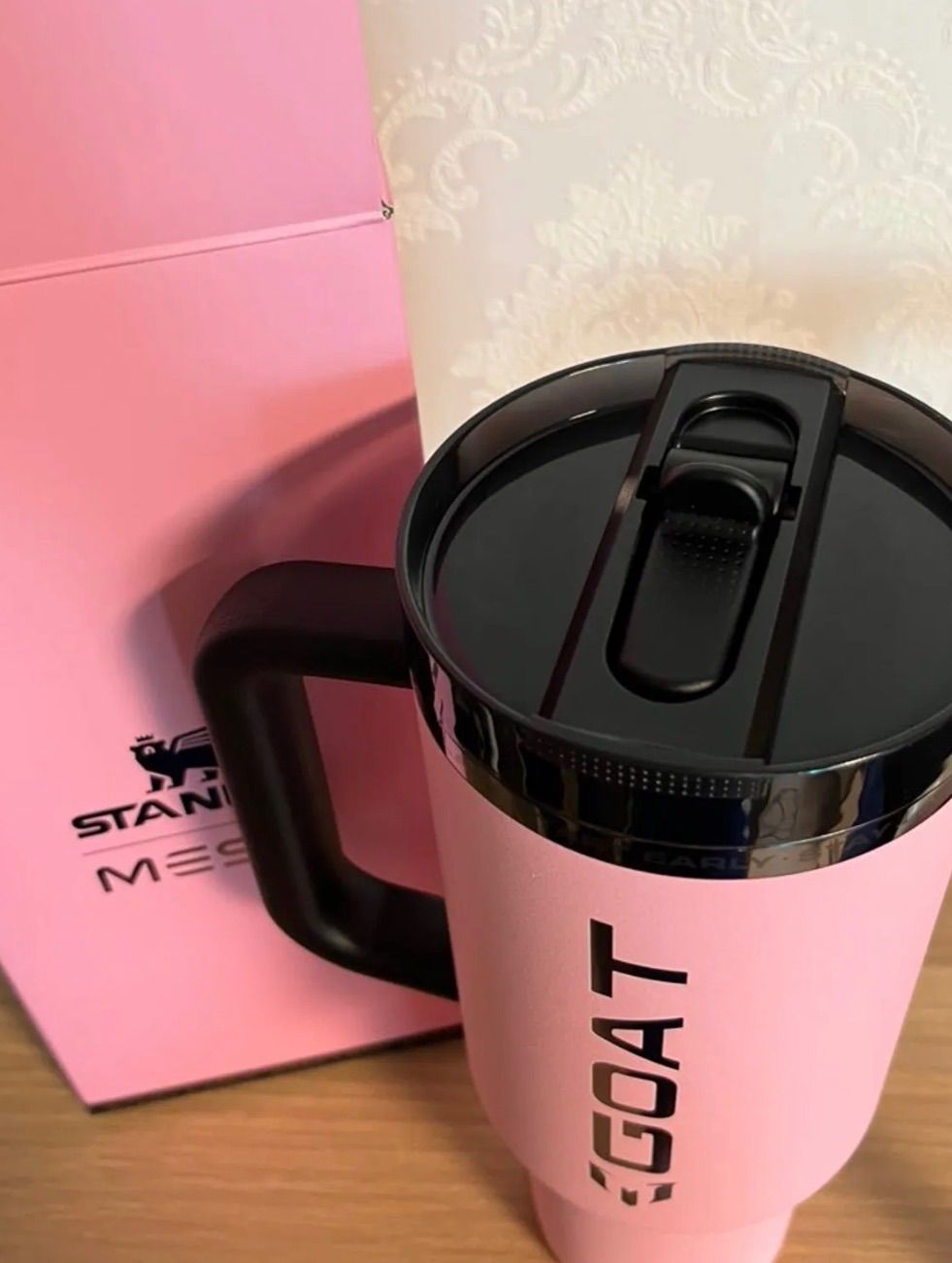  ◯STANLEY◯MESSI X STANLEY MESSI GOAT PINK Quencher Tumbler 1.18 L 圧力鍋 タンブラー キッチン 食器
