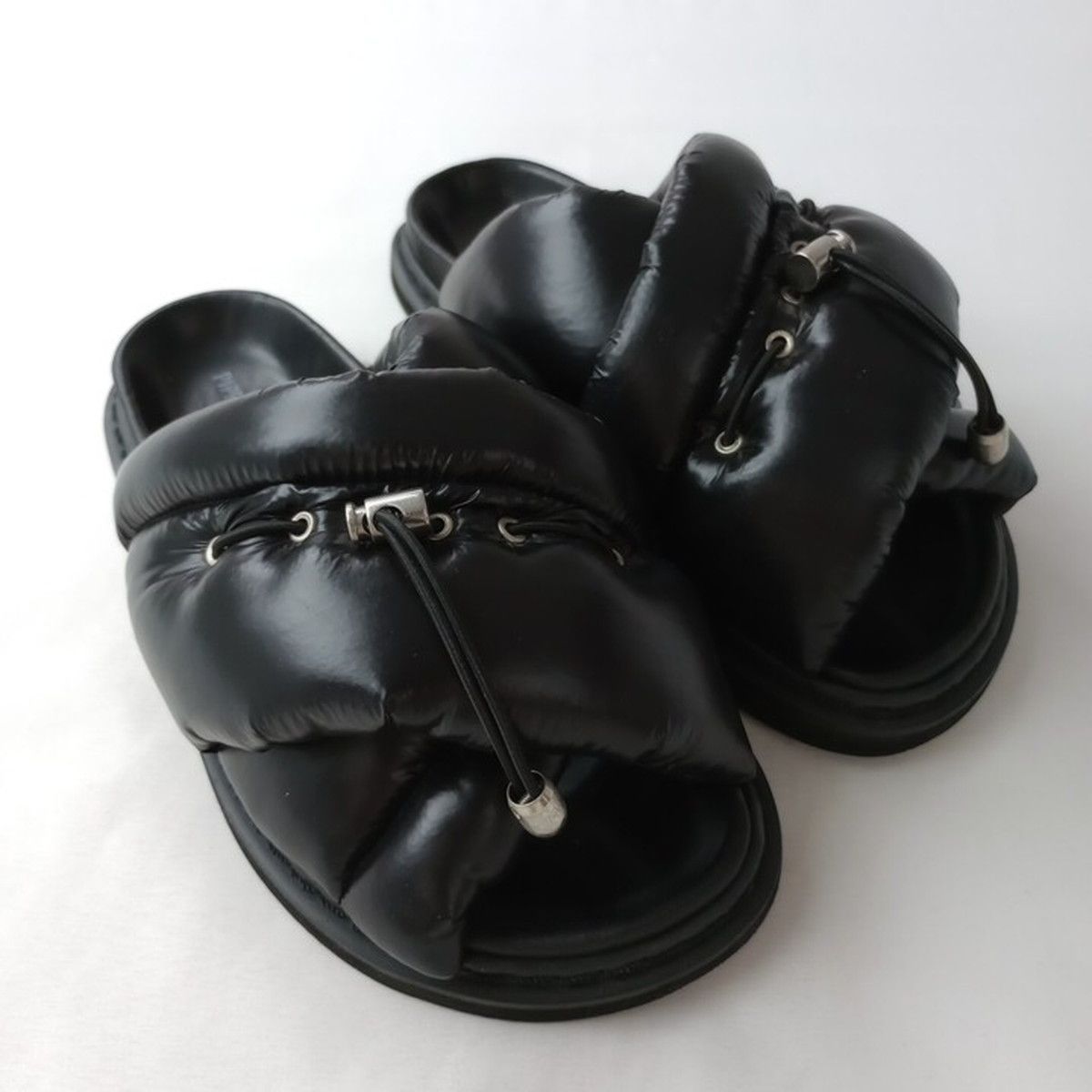 PIPPICHIC ピッピシック ダウンクロス ボリューム サンダル 黒